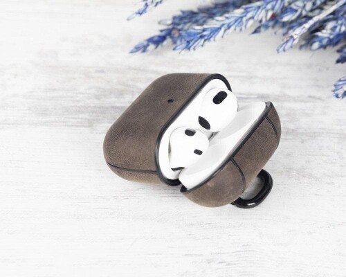 Juni_Leather_AirPods_Pro_1_and_AirPods_Pro_2_Case_136.jpg